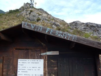 Box biglietteria all’inizio della Via Ferrata di Tende (20789 bytes)